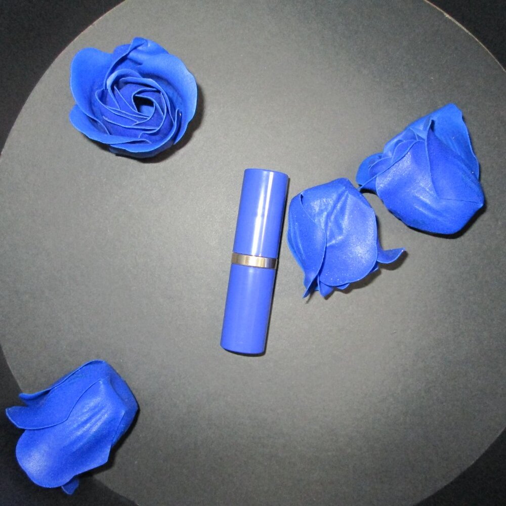 Estee Lauder Pure Color Envy POWERFUL SHADE 220 in Sleek Blue packaging